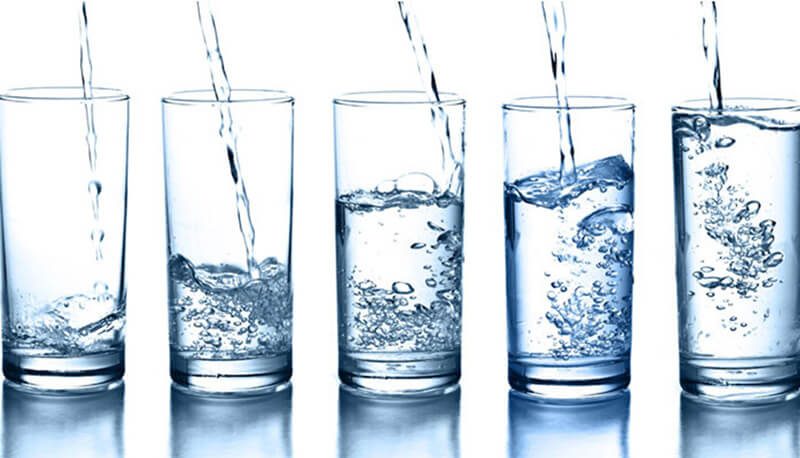 Nên uống nhiều nước ngay sau khi xăm môi