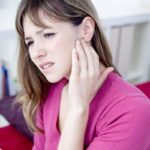 Bạn hay bị một khối u viêm đằng sau tai gây cảm giác khó chịu, ngứa ngáy và đau đớn. Đó là một dạng mụn gây ra do nhiễm trùng lỗ chân lông da của bạn. Nhưng đừng quá lo lắng, bài viết này sẽ mách bạn cách khắc phục đơn giản những nốt mụn sau tai ngay tại nhà. Nguyên nhân gây ra mụn nhọt đằng sau tai? Mụn nhọt là kết quả của lỗ chân lông bị tắc nghẽn bởi các tế bào chết và bị nhiễm khuẩn. Một số nguyên nhân gây ra mụn sau tai: Thói quen vệ sinh kém Điều kiện thời tiết quá khô hoặc ẩm ướt Quần áo chật Tóc hay búi Xỏ lỗ tai Mỹ phẩm rẻ tiền Chế độ ăn uống (thực phẩm có đường cũng có thể khiến mụn trứng cá của bạn bùng phát) Những khối u mụn đằng sau tai có thể làm bạn khá đau đớn và bạn luôn muốn thoát khỏi tình trạng này nhanh chóng. Hãy thử với những cách khắc phục sau đây. 1. Nén lạnh Nguyên liệu: Một nén lạnh Cách thực hiện: Bước 1: Áp dụng nén lạnh vào tổn thương mụn trứng cá của bạn và giữ nó ở đó trong ít nhất 5 phút Bước 2: Huỷ bỏ và lặp lại ba lần sau một khoảng thời gian. Cần thực hiện 3 lần mỗi ngày Tại sao nên làm hoạt động này: Chườm lạnh là hoạt động như tạo ra một chất làm se và giảm kích thước của mụn trứng cá, đỏ và viêm liên quan. 2. Dầu cây trà Nguyên liệu: Dầu cây trà 5% Bông băng gạc Bạn cần thực hiện: Bước 1: Nhúng một miếng bông gòn vào dầu cây trà 5%. Bước 2: Áp dụng nó cho mụn của bạn và để nó qua đêm. Nên thực hiện điều này mỗi lần 1 ngày Nên làm hoạt động này? Trong dầu cây tràm có chứa đặc tính kháng khuẩn và chống viêm giúp khử trùng lỗ chân lông trên da bạn và mở khoá tuyến bã nhờn. Điều này làm tăng tốc chữa lành những mụn nhọt sau tai. 3. Lòng trắng trứng Nguyên liệu: 1 muỗng cà phê lòng trắng trứng Muỗng cà phê mật ong (tùy chọn) Bạn cần thực hiện: Bước 1: Lấy một muỗng cà phê lòng trắng trứng và trộn đều. Bạn có thể thêm một nửa thìa mật ong để tăng hiệu quả. Bước 2: Áp dụng điều này cho khu vực bị ảnh hưởng và để nó trong 20 đến 30 phút. Bước 3: Rửa sạch với nước. Làm liên tục hằng ngày đến khi mụn tiêu biến mất Tại sao nên thực hiện hoạt động này? Lòng trắng trứng sẽ có tác dụng làm khô mụn của bạn, nó cũng giảm kích thước nhanh nhờ đặc tính làm săn chắc da. Mật ong có đặc tính kháng khuẩn làm tăng hiệu quả sử dụng. 4. Sữa chua và bột yến mạch Nguyên liệu: 1 muỗng cà phê sữa chua 1 muỗng cà phê bột yến mạch (Muỗng cà phê mật ong tùy chọn) Bạn cần thực hiện Bước 1: Trộn một muỗng cà phê sữa chua và bột yến mạch. Bước 2: Bạn có thể thêm một chút mật ong vào hỗn hợp. Bước 3: Áp dụng dán trực tiếp các mụn nhọt. Để nó trong 20 đến 30 phút. Bạn nên sử dụng hỗn hợp mỗi ngày 1 lần để cải tạo và đánh bay mụn nhọt sau tai. Tại sao nên thực hiện hoạt động này? Bạn nên thực hiện hỗn hợp này xoá mụn vì bột yến mạch giúp hấp thụ dầu thừa và các tạp chất từ lỗ chân lông trên da và tẩy tết bào chết cho da. Sữa chua sẽ giúp làm sạch da một cách nhẹ nhàng với đặc tính khử trùng. Hai thành phần này kết hợp với nhau sẽ điều trị mụn nhọt hiệu quả và ngăn chặn những thành phần trong tương lai phát triển. 5. Tỏi Nguyên liệu cần có: Tép tỏi băm nhỏ Bạn cần thực hiện: Bước 1: Lấy một ít tỏi băm và bôi trực tiếp lên mụn của bạn. Bước 2: Để nó trong 20 phút ( với người mới bắt đầu) và có thể để qua đêm với những người sử dụng lâu. Những người có làn da nhạy cảm có thể pha loãng tỏi băm với một ít nước trước khi sử dụng. Bạn nên làm điều mỗi ngày một lần đến khi mụn biến mất. Tại sao nên làm điều này? Khi nghiền nát tỏi sẽ giải phóng allicin, hợp chất này mang trong mình đặc tính kháng khuẩn và chống viêm, chống lại vi khuẩn gây mụn và làm dịu làn da bị nhiễm trùng. 6. Nước ép cam quýt Nguyên liệu cần: Một vài giọt nước ép trái cây họ cam quýt (cam, chanh hoặc chanh) Tăm bông Bạn cần thực hiện: Bước 1: Ngâm một miếng bông gòn trong bất kỳ nước ép trái cây có múi. Bước 2: Nhẹ nhàng ấn nó vào mụn của bạn. Bước 3: Để nó trong 20 đến 30 phút trước khi rửa sạch bằng nước ấm. Bạn nên thực hiện điều này 1 -2 lần mỗi ngày để đánh bay mụn nhọt khó chịu Tại sao nên làm điều này? Hầu hết các loại trái cây nhà họ cam quýt đều cung cấp vitamin C rất tốt. Do đó nước ép cam quýt thoa lên vết mụn có thể cân bằng độ pH cho làn da của bạn. Trên đây là những biện pháp khắc phục tình trạng bị mụn nhọt sau tai. Nhưng phòng bệnh vẫn luôn tốt hơn là chữa bệnh. Mời bạn cùng đi qua những mẹo ngừa nổi mụn: Thực hiện theo vệ sinh tốt. Chà da hàng ngày để ngăn ngừa tóc mọc ngược. Uống nhiều nước. Không mặc quần áo chật có khả năng bẫy vi trùng và gây nhiễm trùng. Tránh xa các thực hành không lành mạnh như hút thuốc. Thực hiện theo một chế độ ăn uống cân bằng. Giảm lượng đường và thực phẩm chế biến của bạn. Nếu bạn muốn thoát khỏi mọi vấn đề gì về da hãy cố gắng thực hiện theo các mẹo phòng ngừa trên nhé! Những biện pháp và những lời khuyên này sẽ có kết quả thật tuyệt vời giúp bạn tránh xa vấn đề da mụn vĩnh viễn. Hy vọng bạn sẽ thành công trong việc điều trị mụn trứng cá và mụn sau tai thật tốt qua bài viết này.