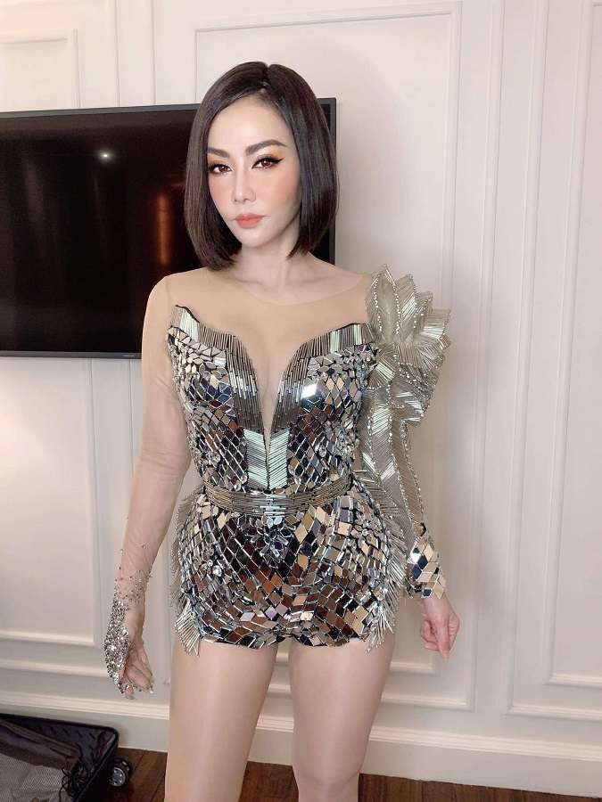 Diva Thu Minhsau khi được phù thủy Tina Lê make up trước show diễn