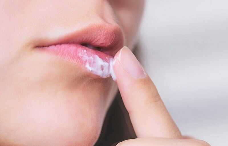 Hướng dẫn cách dùng Acyclovir bôi môi sau phun