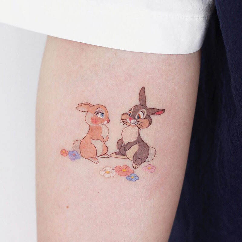 Hình 2 con thỏ trên cánh tay