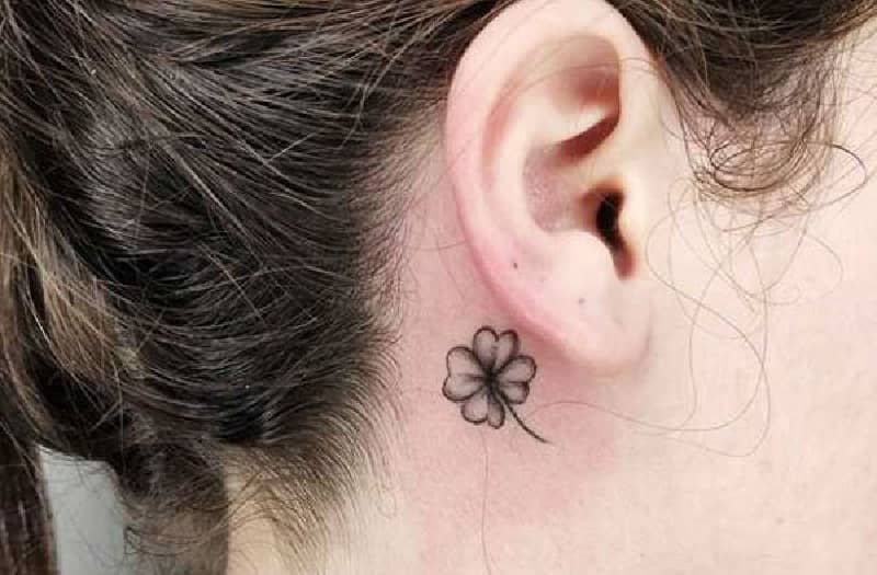 Tattoo cỏ 3 lá trên tai