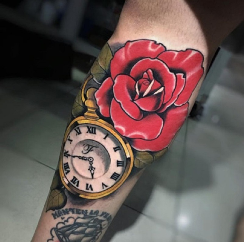 Hình xăm đồng hồ và hoa hồng đỏ