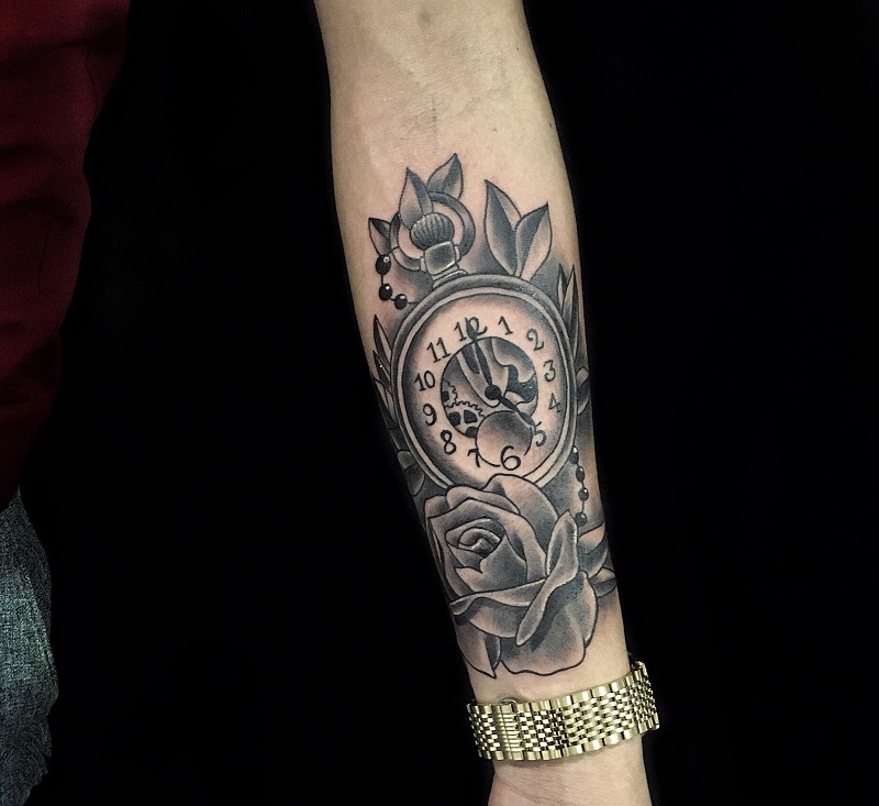 Mẫu tattoo đồng hồ, hoa hồng trắng đen