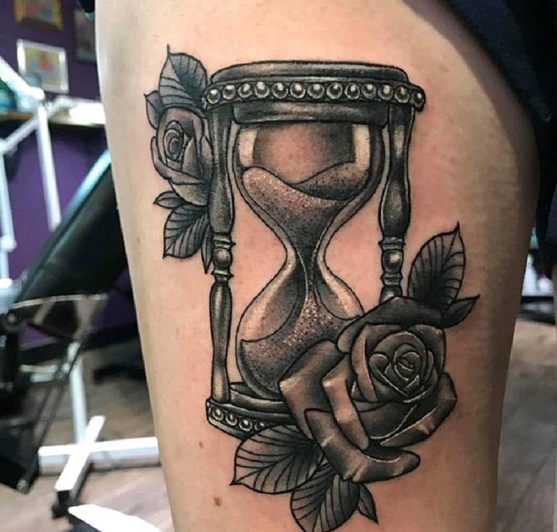 Tattoo đồng hồ cát và hoa hồng