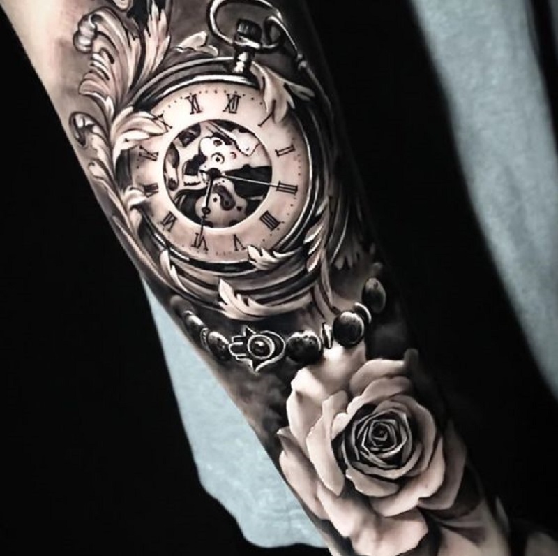 Tattoo ở tay đồng hồ con lắc và hoa hồng