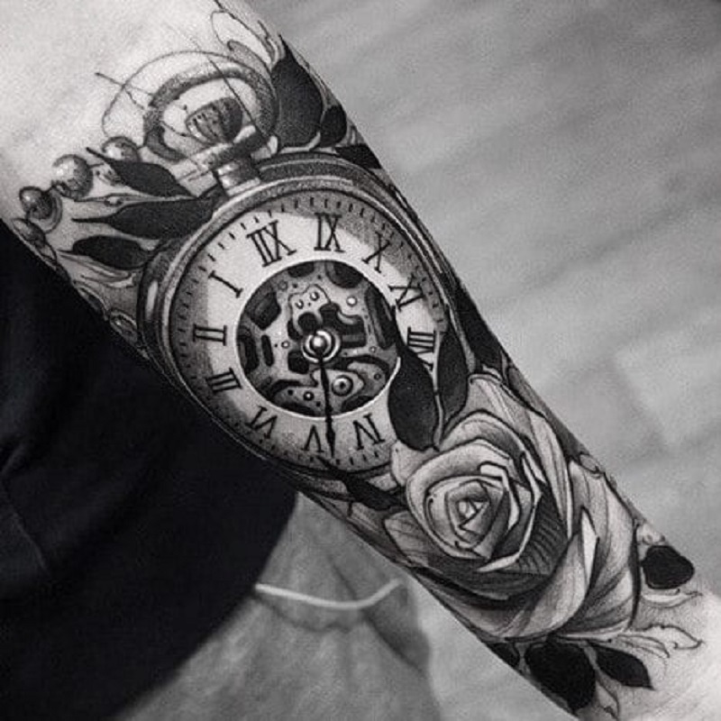 Tattoo ở tay hoa hồng và đồng hồ