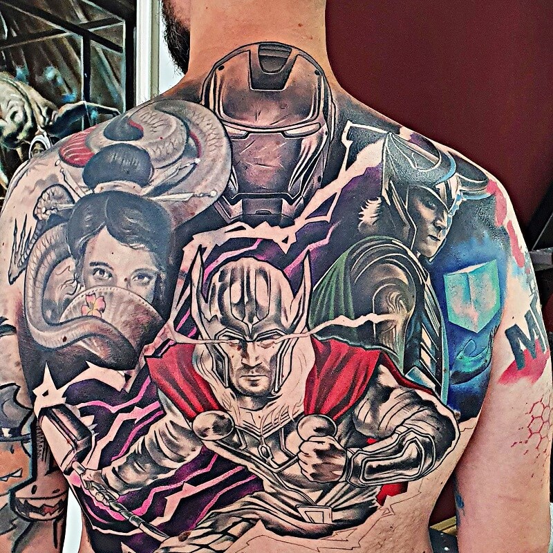 Hình xăm Người Sắt với các siêu anh hùng trong Marvel ở lưng