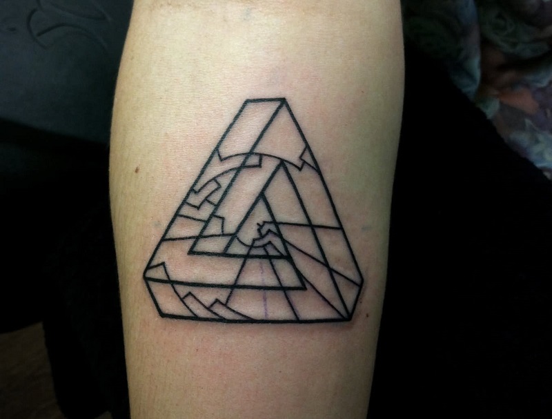 Tattoo kim tự tháp theo phong cách hình khối