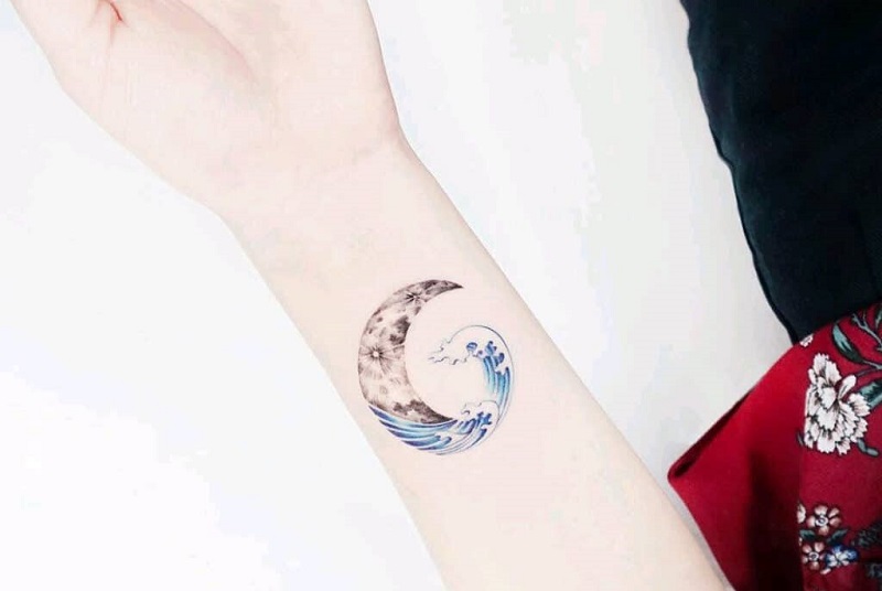 Hình xăm sóng biển kèm hình mặt trăng mang đến nét đẹp dịu dàng