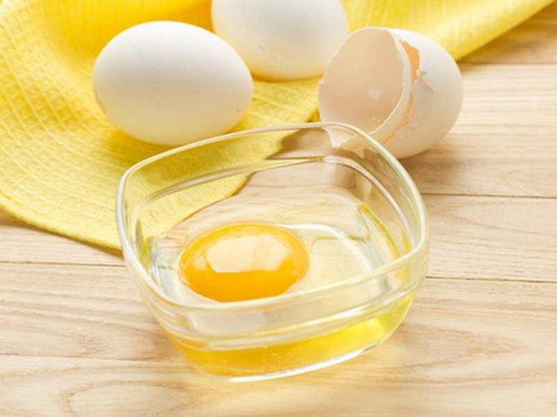 dùng lòng trắng trứng gà điều trị mụn ẩn