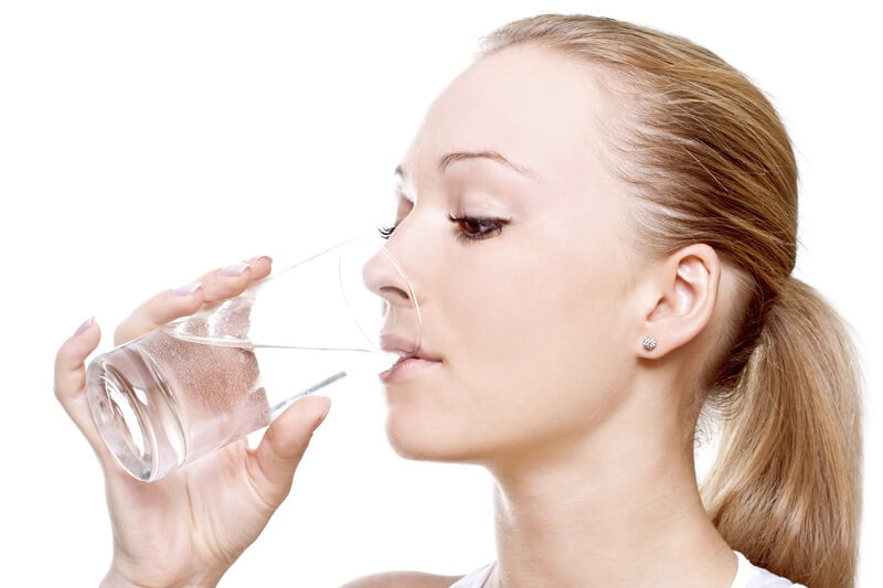 Uống nhiều nước giúp giảm nếp nhăn môi