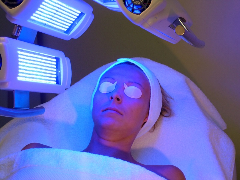 Công nghệ Blue Light sử dụng ánh sáng xanh để chiếu trực tiếp vào vùng da bị mụn giúp làm khô lớp màng bọc bên ngoài