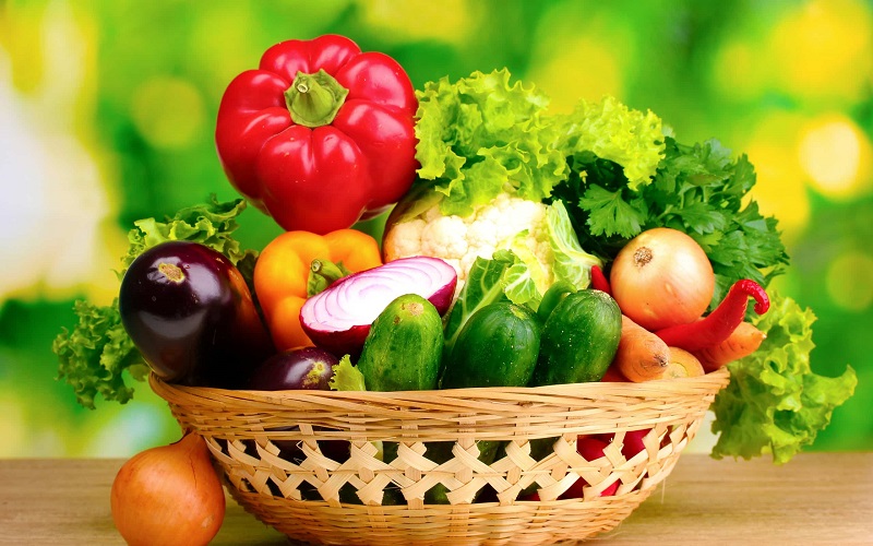 Ăn nhiều loại rau có màu xanh đậm, nước ép, trái cây, các loại hạt ngũ cốc để tăng cường sức đề kháng giúp vết thương nhanh lành.
