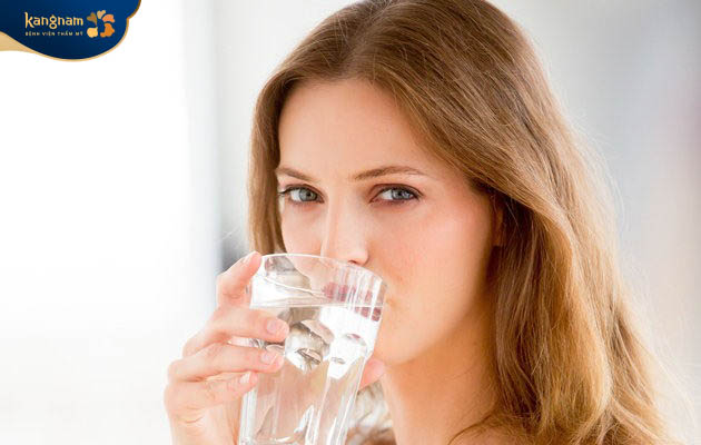 Uống ít nước cũng là nguyên nhân hình thành mụn
