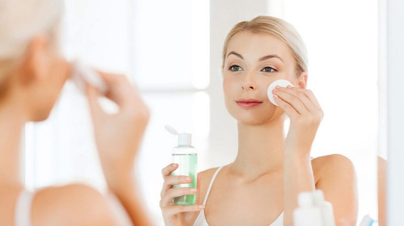 làm sạch mặt trước bằng nước tẩy trang hoặc sữa rửa mặt lành tính trước khi trị mụn
