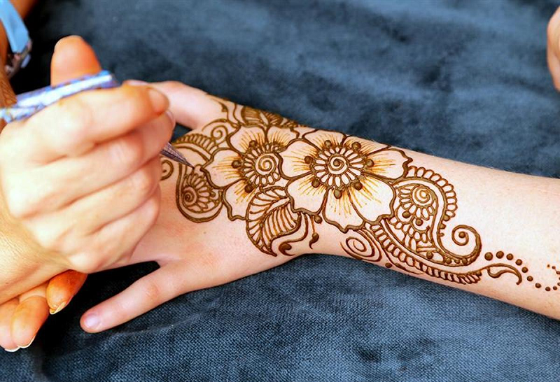 Phun xăm nghệ thuật dạng vẽ Henna