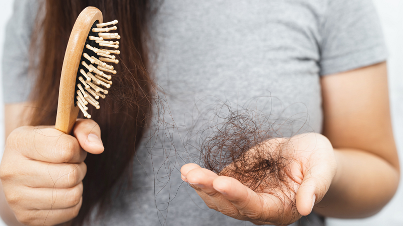 Rụng tóc nhiều ở nữ tuổi 17 có thể là do chế độ ăn uống kém hiệu quả