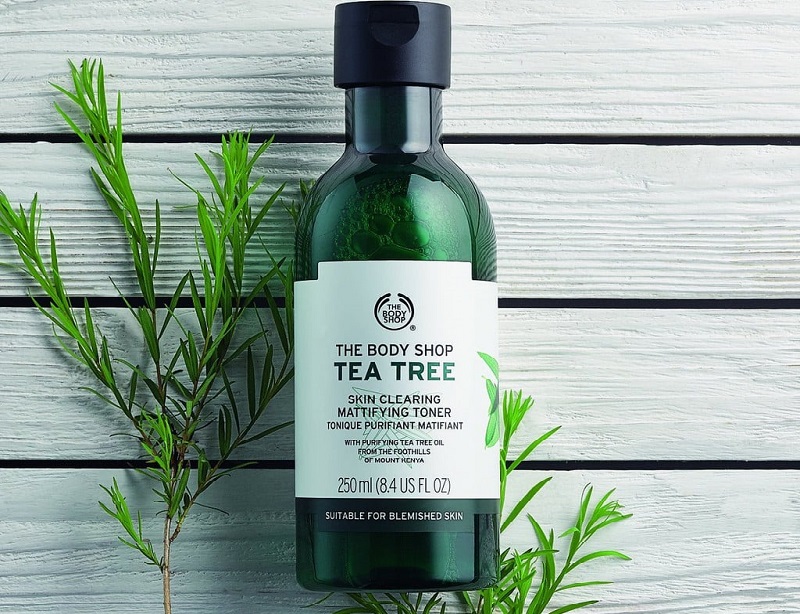 Sản phẩm sữa tắm trị mụn lưng quốc dân The Body Shop - Tea Tree Body Wash được chiết xuất từ cây tràm trà có công dụng chống khuẩn, kháng viêm hiệu quả cao.