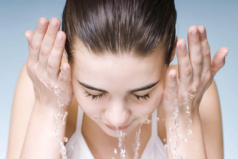 Làm sạch mặt sẽ giúp ngăn ngừa bụi bẩn, vi khuẩn tác động trực tiếp vào da gây viêm nhiễm