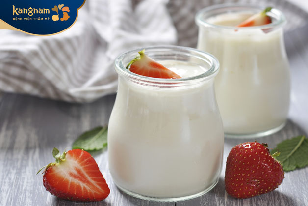 Sữa chua chứa acid lactic, các enzym có công dụng làm dịu và làm mềm da