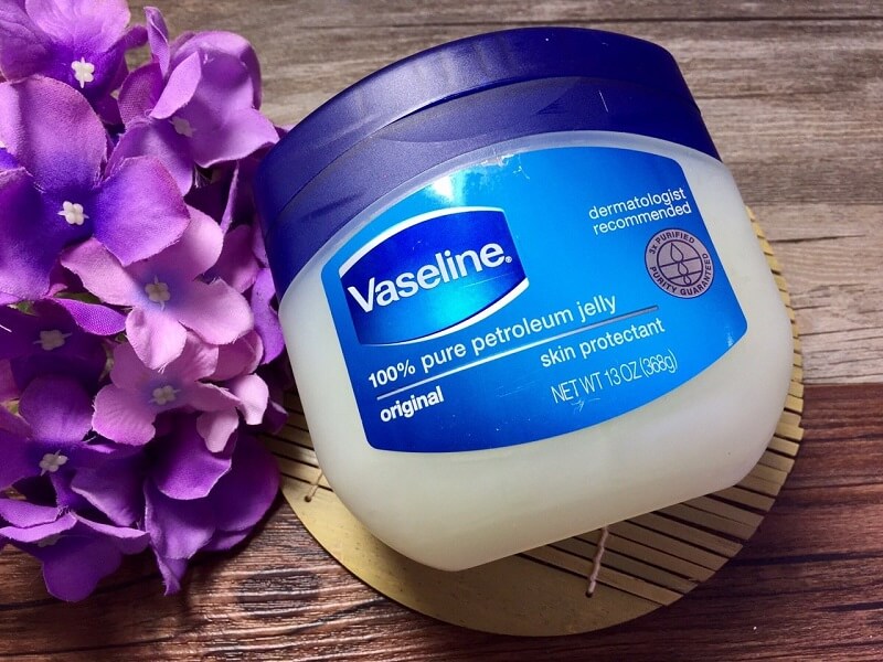 Trị thâm môi bằng Vaseline với các sản phẩm khác giúp môi hồng hào tươi tắn