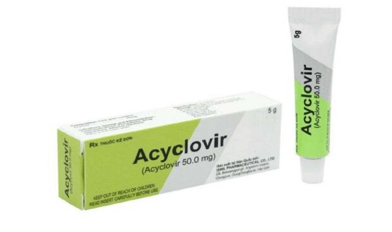 Bôi thuốc Acyclovir sau khi phun xăm
