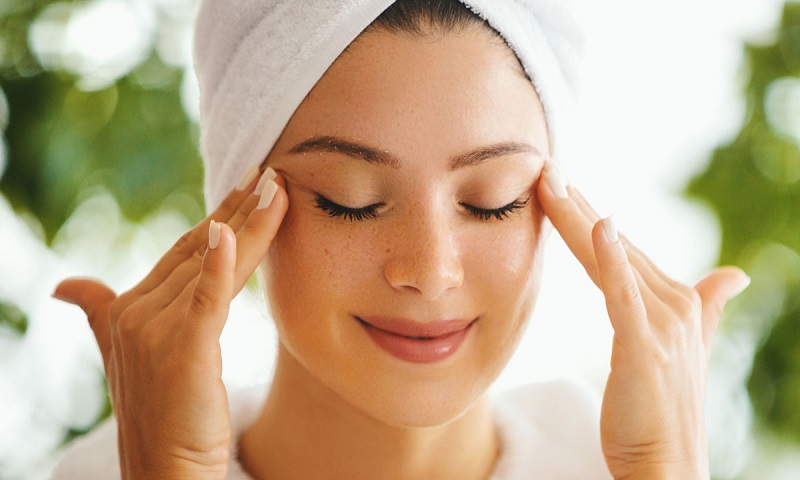 Massage mắt giúp thư giãn, cải thiện mắt gấu trúc