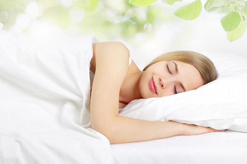 Ngủ đủ giấc để cải thiện tình trạng mắt gấu trúc