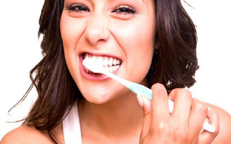 Đánh răng nhẹ nhàng tránh tổn thương môi
